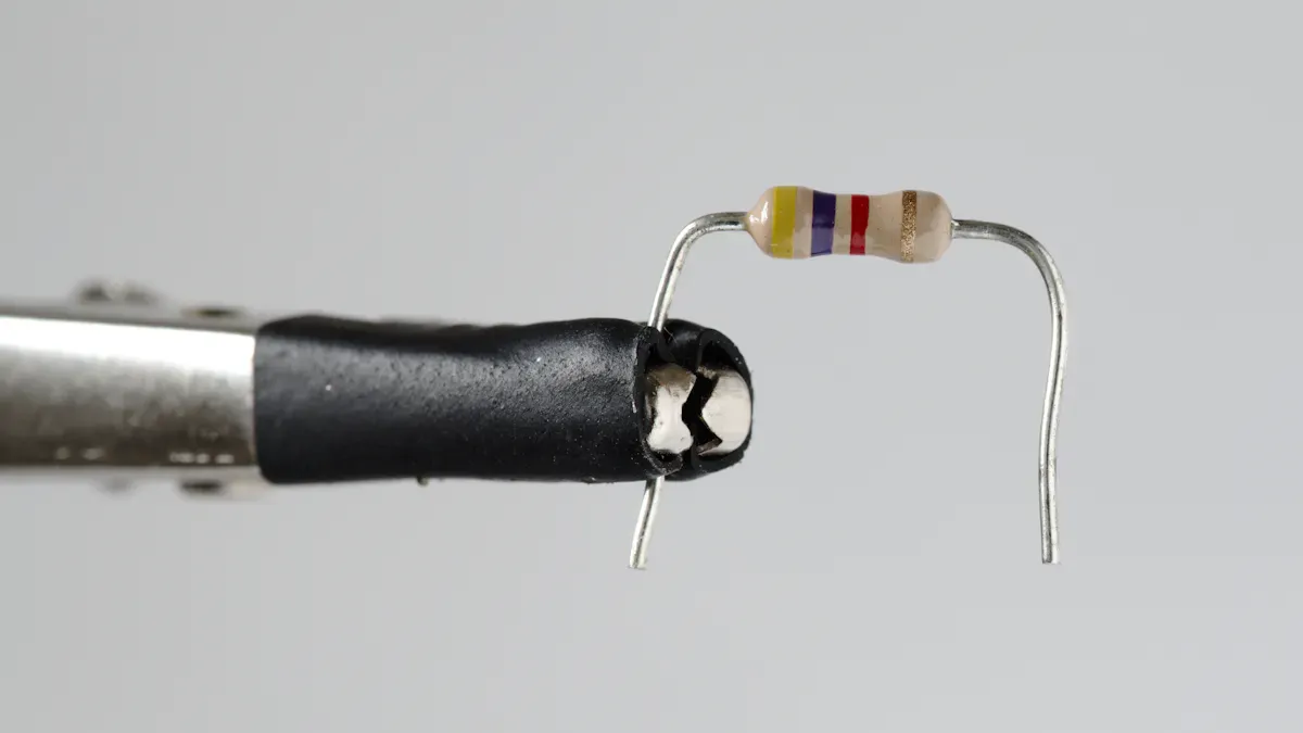 Plastik mi, Seramik mi Direnç Kasası: Hangisi Daha İyi Isı Dağılımı Sağlar?